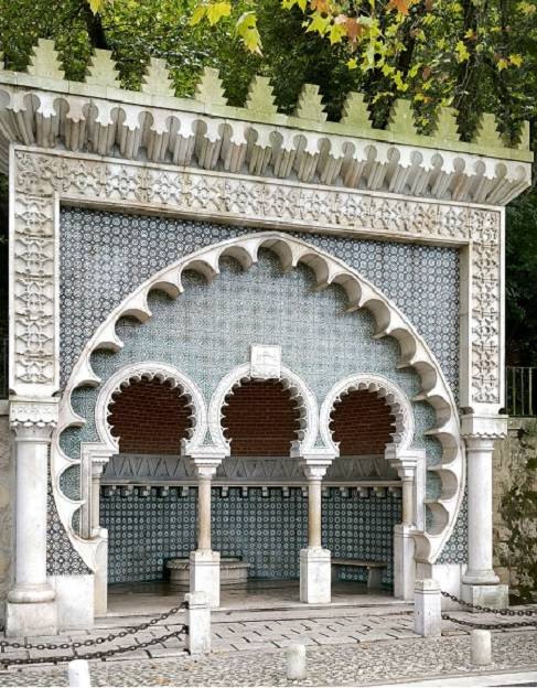 La Fonte Mourisca es una fuente con fuerte influencia mudejar, tiene tres arcos lobulados decorado todo con azulejos.