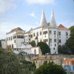 Palacio Nacional de Sintra con cielo azul. Destacan sus enormes chimeneas