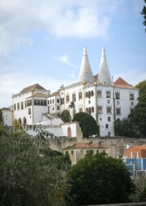 Palacio Nacional de Sintra con cielo azul. Destacan sus enormes chimeneas